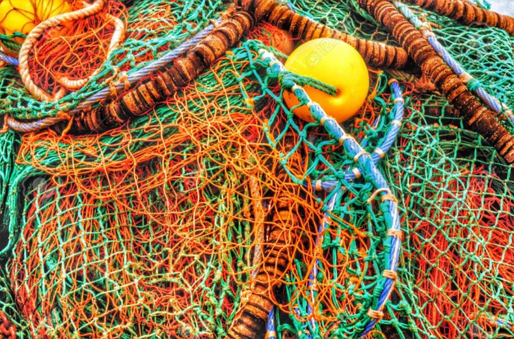 Ocean pollue par des dechets plastiques et une nappe irisee